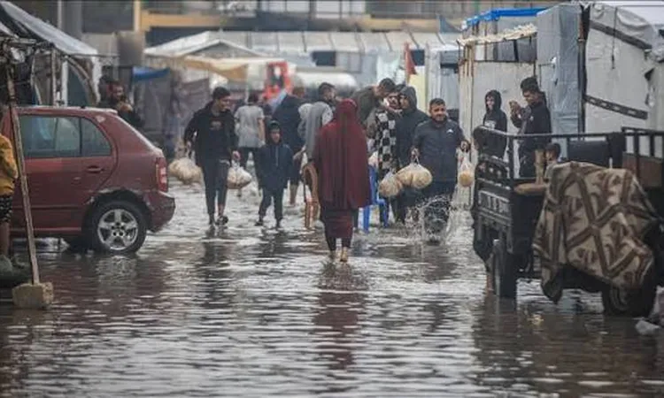 حكومة غزة: عشرات آلاف الأسر باتت بلا مأوى يحميها من الأمطار والرياح