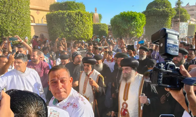 بمشاركة الآلاف الليلة الختامية لاحتفالات دير “مارجرجس الرزيقات” في الأقصر