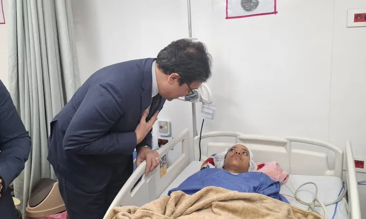 وزير الثقافة يزور طلاب أسوان المصابين في حادث طريق إسنا للاطمئنان على حالتهم