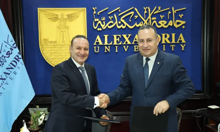 جامعة الإسكندرية توقع بروتوكول تعاون لتجهيز وحدة رعاية مركزة بمستشفى المواساة