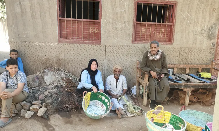 كل ضفيرة فيها حكاية وإيده تتلف في حرير.. “عم عبد العليم” واحد من أقدم صانعي المقاطف بقنا