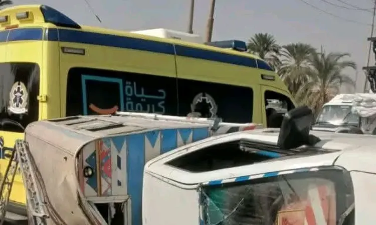 إصابة 4 أشخاص إثر إنقلاب سيارة أجرة فى جنوب الأقصر