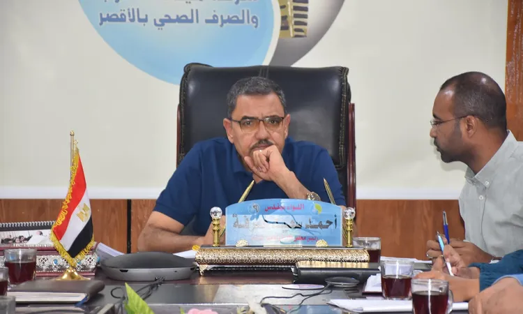 مياه الأقصر تدفع بسيارات مياه خلال توقف الخدمة لاستكمال أعمال تطوير شبكات نجع علوان