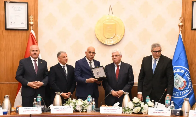 وزير التعليم العالي يكرم جامعة كفر الشيخ لفوزها بالمركز الأول في فئة الجامعات أقل من 20 عامًا كأفضل جامعة صديقة للبيئة | صور