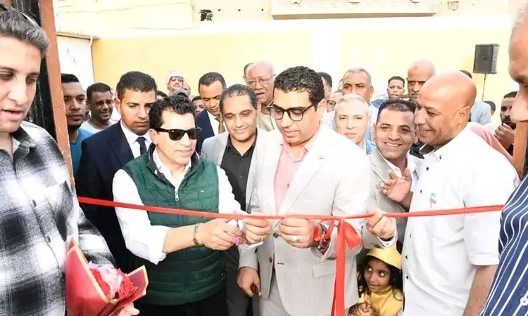 وزير الشباب والرياضة يتفقد مركز شباب الحبيل ويفتتح ملعب خماسي بالأقصر