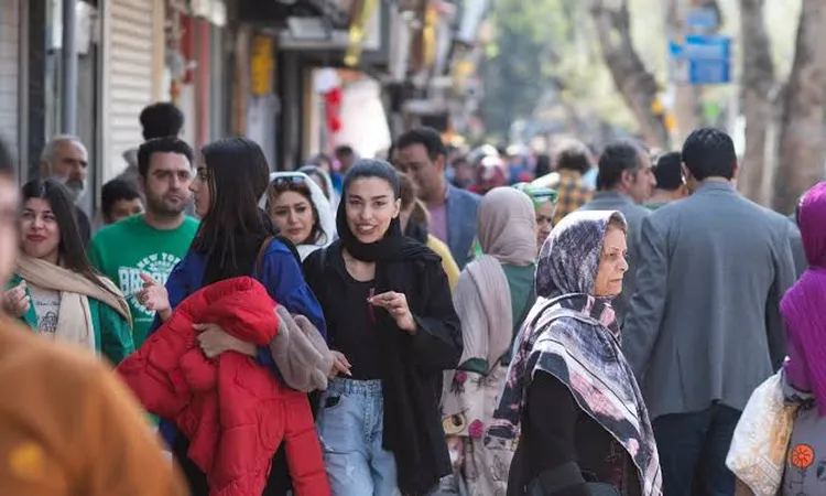 نساء بلا غطاء رأس يتحرّكن بثقة في قلب طهران.. هل تتغيّر إيران؟