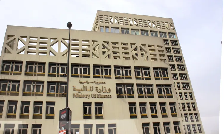 المالية تعلن بدء صرف رواتب ديسمبر 2025 يوم 24 وتحدد مواعيد المتأخرات