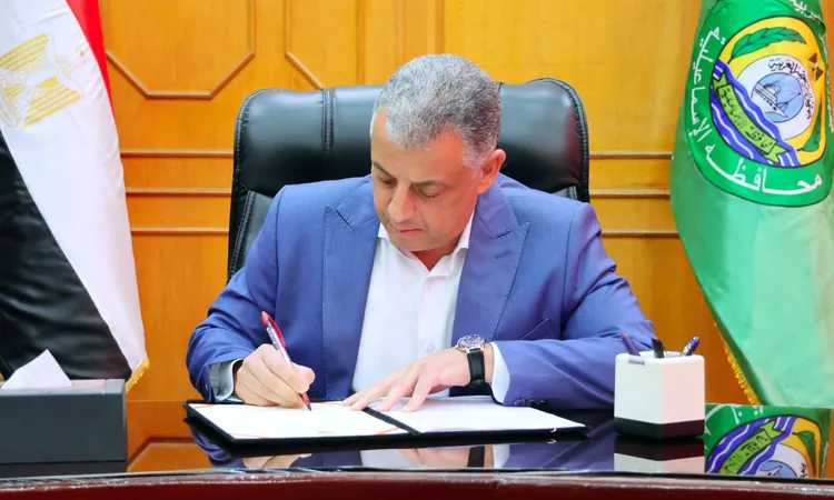 تكريم يليق بالبطولة.. محافظ الإسماعيلية يعتمد إعانة 50 ألف جنيه لأسرة «شهيد الشهامة»