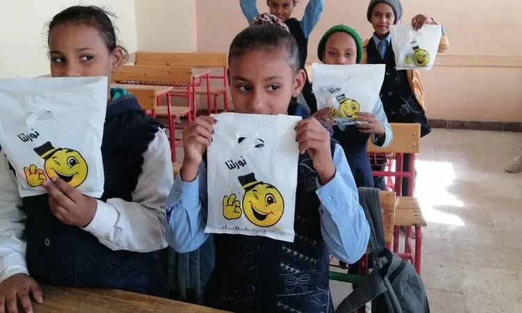 مُعلمة فصل بالأقصر تشجع وتحفز تلاميذها سنويًا بالهدايا المجانية