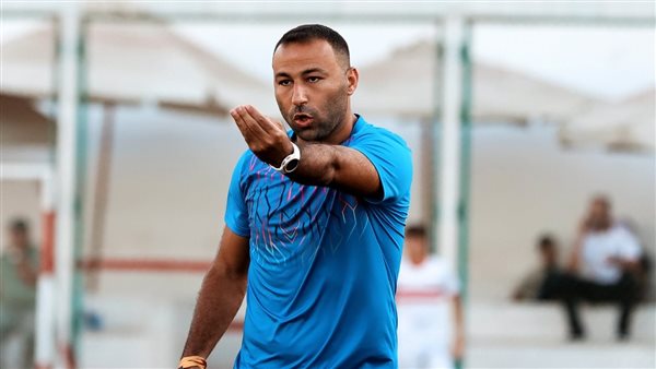 أحمد عبد الرؤوف يلقي محاضرة فنية للاعبي الزمالك قبل نهائي السوبر