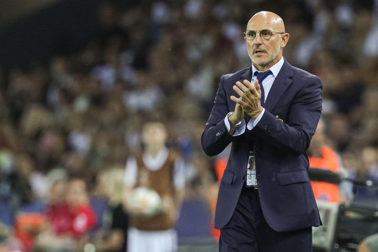 دي لا فوينتي يحسم الجدل مع برشلونة: كل شيء قابل للتحسن