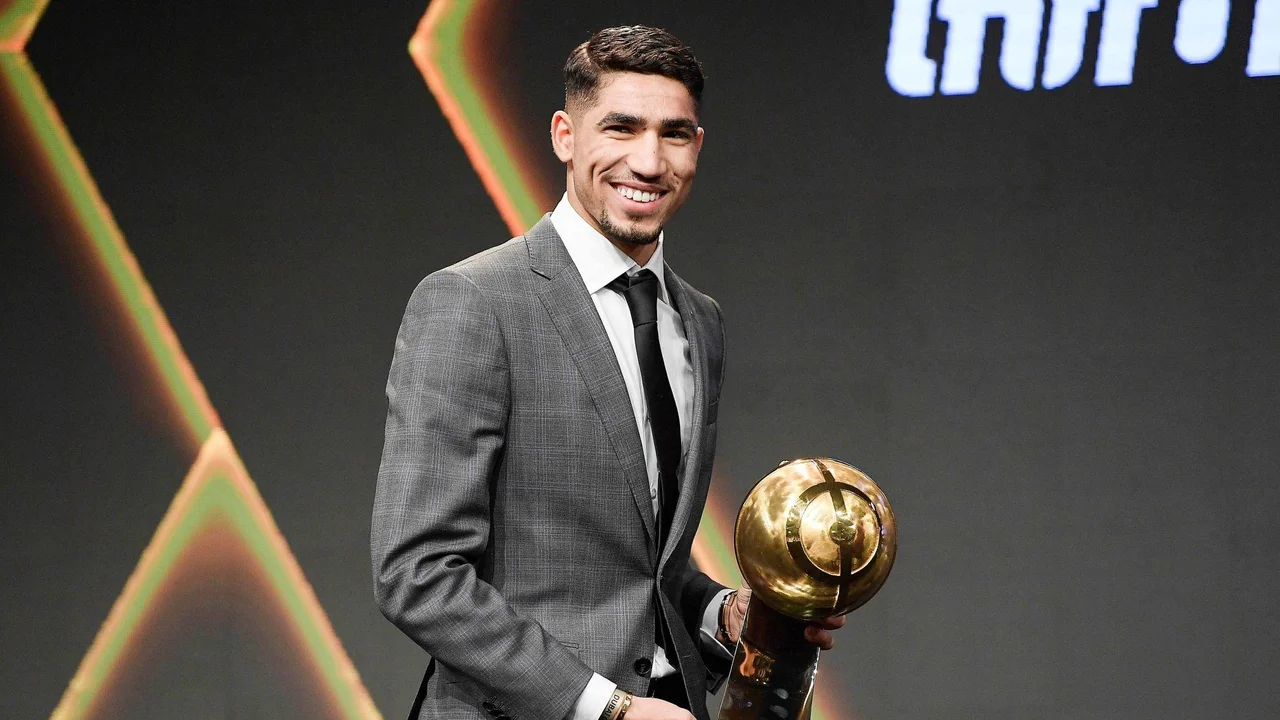 أشرف حكيمي يتوج بجائزة أفضل لاعب في إفريقيا لعام 2025