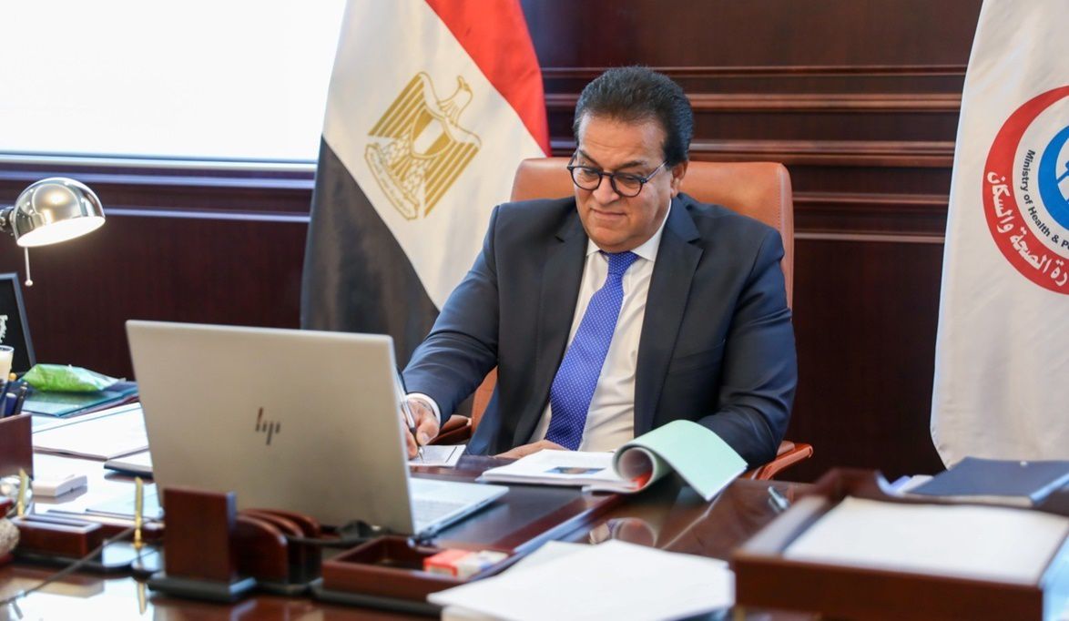 بين يدي الوزير.. الدكتور خالد عبد الغفار يتسلم تقريرًا عن 46 م…