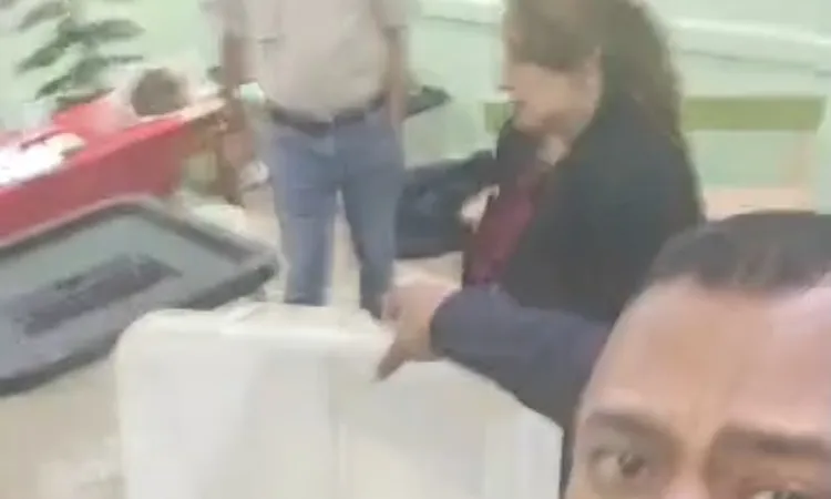 الصناديق مفتوحة الساعة 8 والورق برة”.. مرشح للنواب بدائرة المنتزة بالإسكندرية يستغيث من داخل لجنة انتخابية: “ولادك بيتداس عليهم يا ريس