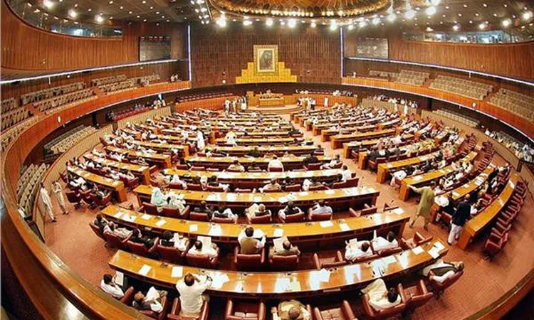 باكستان تشهد تعديل دستوري يمنح حصانة مدى الحياة للرئيس وقائد الجيش