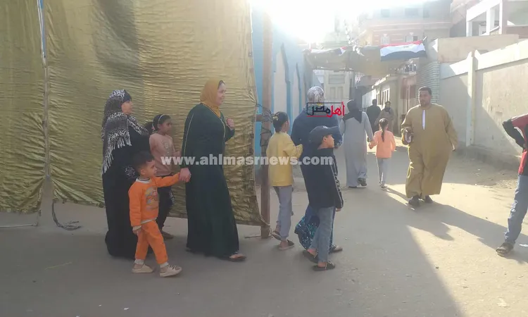 شايلين عيالهم على دراعهم.. سيدات كفر الشيخ يدلين بأصواتهن في انتخابات مجلس النواب 2025 | صور