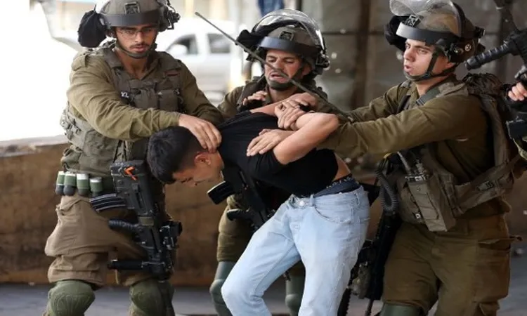 الاحتلال يعتقل 10 فلسطينيين على الأقل في الضفة الغربية خلال الساعات الماضية