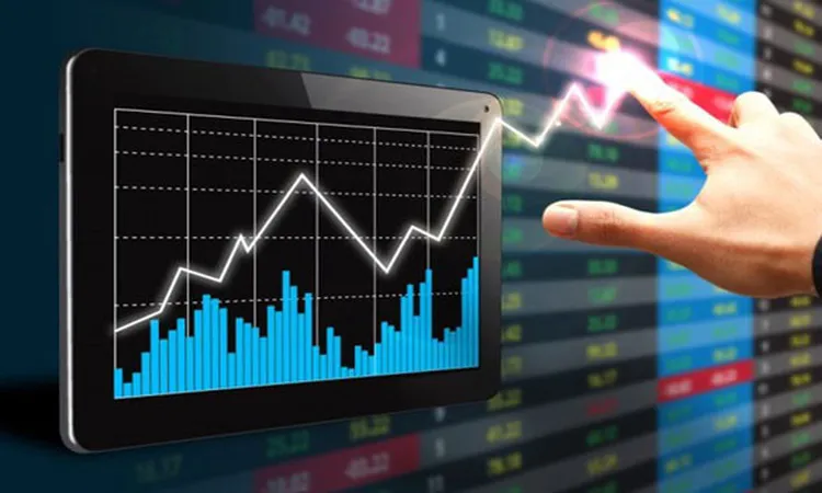 تحت ضغط تعليقات الفيدرالي الحذرة.. الأسواق تتراجع عن رهانات خفض الفائدة والذهب يقترب من قاع جديد