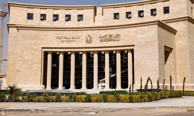 البنك المركزي: تحويلات المصريين بالخارج ارتفعت إلى 30.2 مليار دولار خلال 9 أشهر