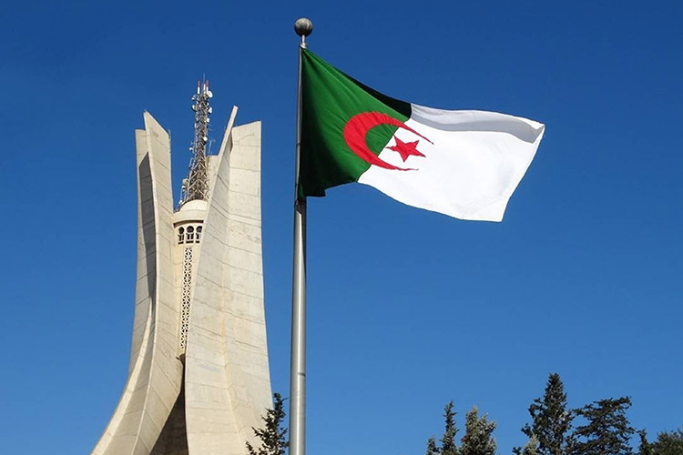 الجزائر تقرّ نظام ترخيص مسبق للتنازل عن الأسهم في القطاعات الاستراتيجية