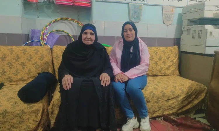 لا تُجيد القراءة والكتابة.. الحاجة فاطمة تحفظ القرآن كاملًا في عمر الـ80 بقنا: “دخلت محو الأمية علشان أعرف أحفظه”