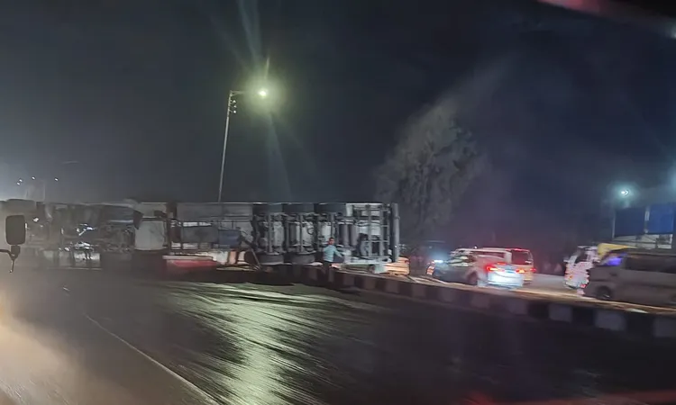 انقلاب سيارة نقل ثقيل على الطريق الزراعي بالمنوفية