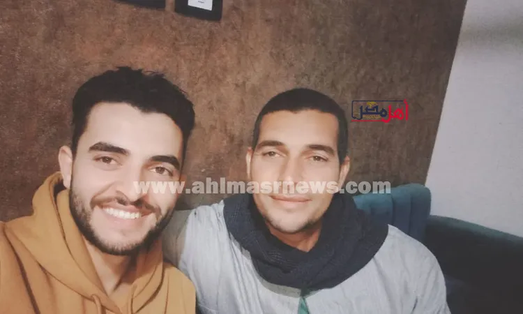 خروج “الحاوي” مؤمن بعد تعافيه من لدغة كوبرا بقرية فرقص في الفيوم