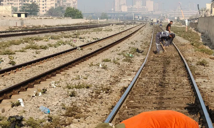 سكك حديد مصر توضح حقيقة فيديو «مسامير القضبان» وتؤكد معالجة الواقعة بالكامل