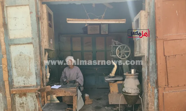 من دكان متهالك إلى قلوب الناس.. حكاية عم شعبان إسكافي قنا