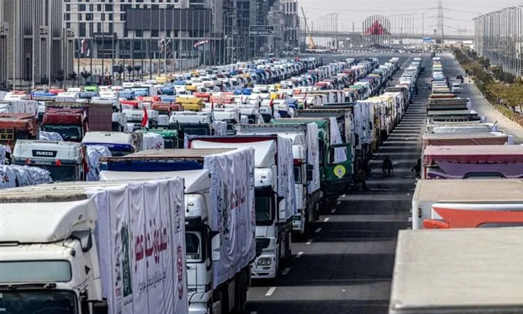 بعد توقف يومين.. شاحنات المساعدات تتدفق من مصر إلى غزة