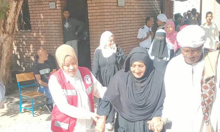 الهلال الأحمر المصري يساهم في تسهيل عملية التصويت بقنا