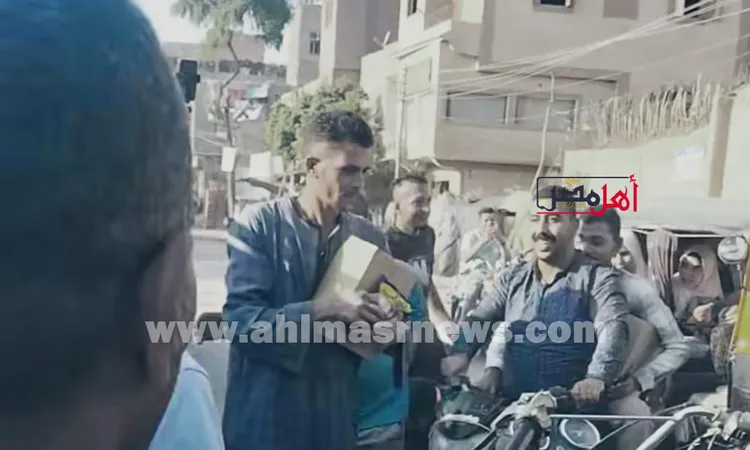 أخذوها منه ورموها في الشارع.. أهالي شطورة يضبطون صاحب توك توك يوزع كراتين دعاية انتخابية بسوهاج