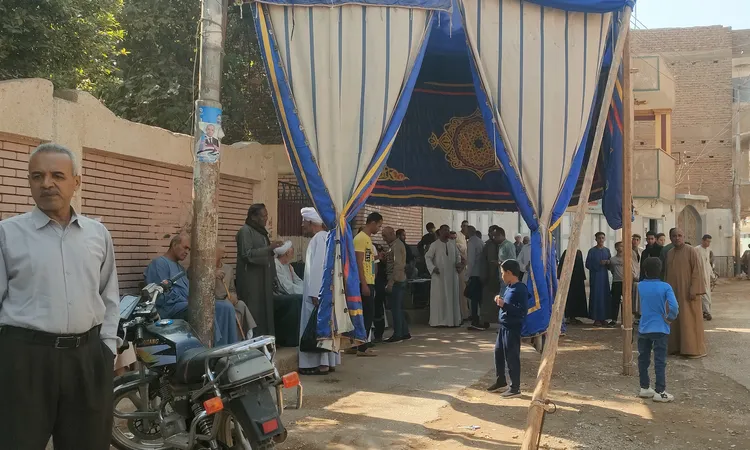 السماعات شغالة والتوك توك بيغني.. أجواء انتخابية ساخنة أمام لجان الوقف بقنا