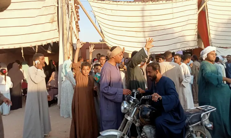 زغاريد وتكدسات أمام اللجان بالدير جنوب الأقصر قبل انتهاء التصويت بساعات قليلة