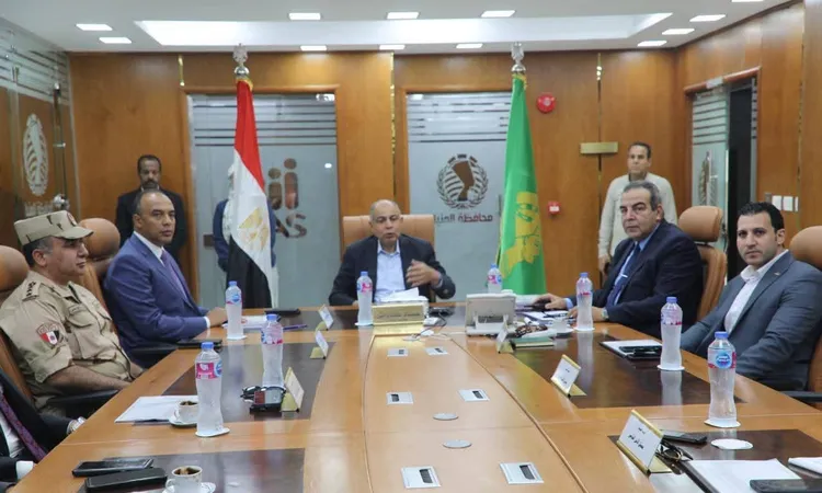 من داخل مركز السيطرة.. محافظ المنيا يتابع انطلاق عملية التصويت في انتخابات مجلس النواب 2025