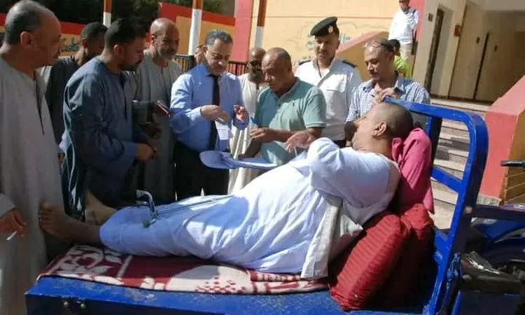 مواطن من إسنا يدلي بصوته في انتخابات مجلس النواب محمولًا على تروسيكل