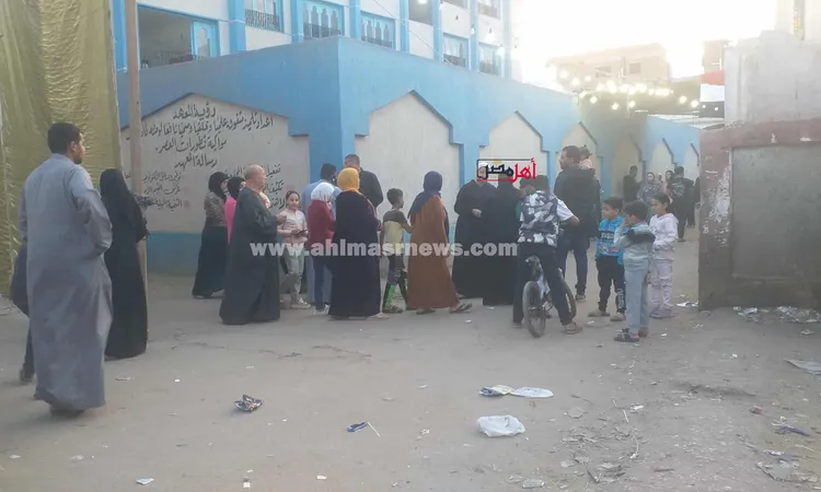 بعد انتهاء الاستراحة.. إقبال من الناخبين على لجان كفر الشيخ للإدلاء بأصواتهم|صور