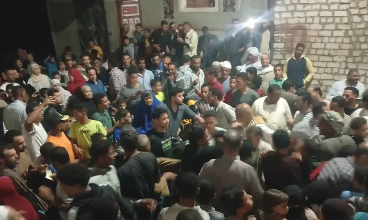 قبل ساعة من غلق باب التصويت حشود الناخبين يتدفقون على لجان التصويت ببني سويف