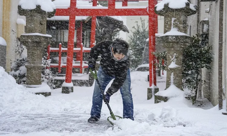 انقطاع الكهرباء عن أكثر من 300 ألف منزل في كندا بسبب الثلوج