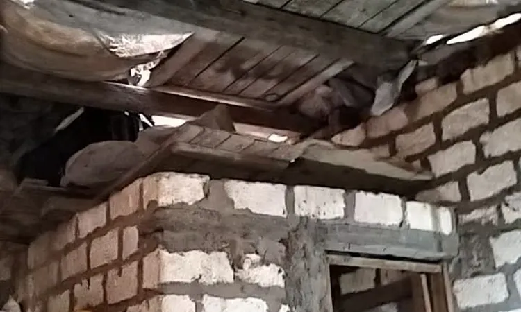 البيت بيقع علينا ومش معانا نبنيه.. مأساة أسرة بالفيوم تستغيث لإنقاذها قبل الشتاء: خايفين حياتنا تنتـ.ـهي تحت الأنقـ..ـاض