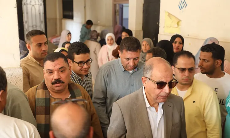 محافظ المنيا يتفقد لجان انتخابات مجلس النواب في يومها الثاني