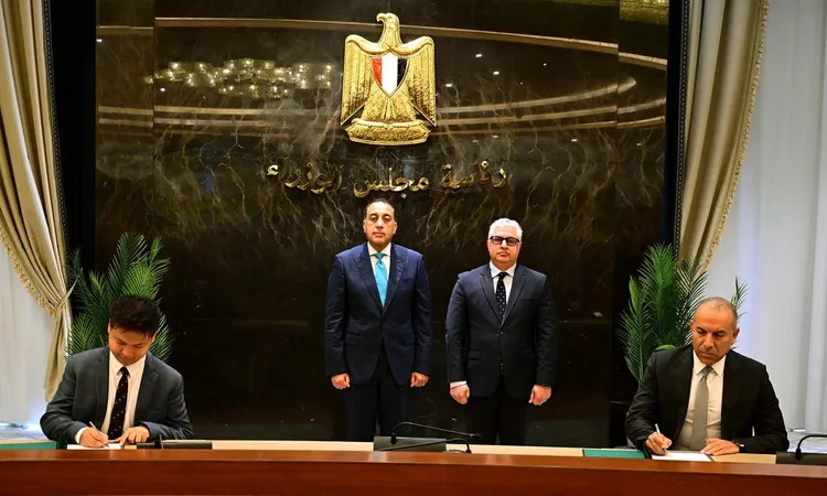 بتكلفة استثمارية مليار دولار.. رئيس الوزراء يشهد توقيع عقد إنشاء مجمع متكامل للصناعات الكيميائية الفوسفاتية