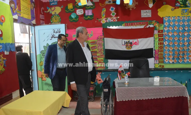 قبل انطلاق التصويت بساعات.. محافظ الغربية يتابع الاستعدادات النهائية للجان الانتخابية بالمحلة