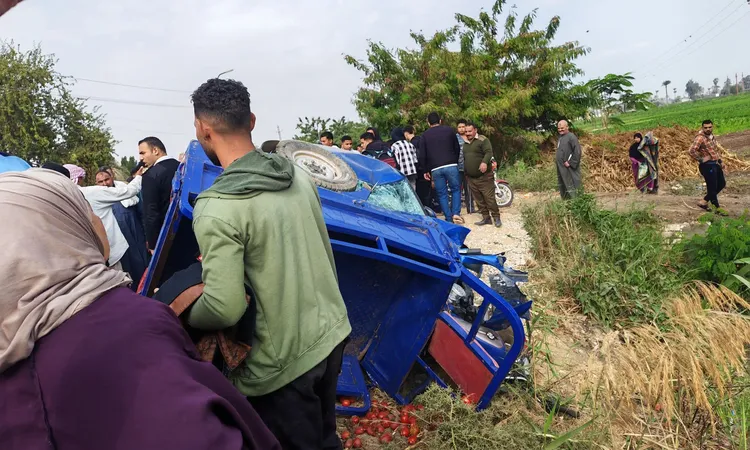 إصابة 8 عمال زراعة بتصادم سيارة وتوكوتك ببني سويف
