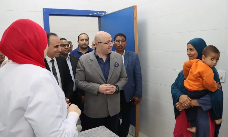 خلال زيارته لوحدة بني عدي.. محافظ بني سويف يوجه بمتابعة رضيعة مصابة بنقص هرمون الغدة الدرقية