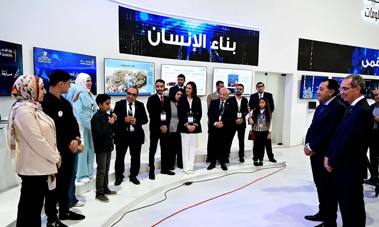 رئيس الوزراء يناقش خريجي مبادرات «الاتصالات» وأصحاب الشركات الناشئة حول مشروعاتهم