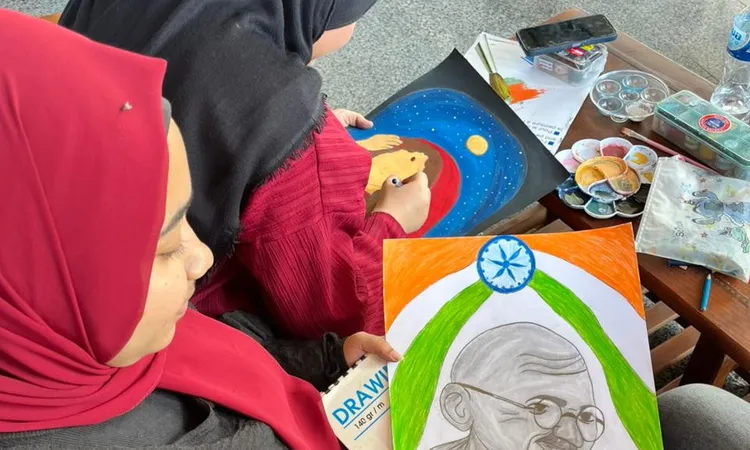 خلال مسابقة لمحات من الهند.. شواطئ مصيف بلطيم تتزين برسمات 800 طالب وطالبة | صور