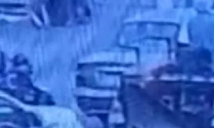 مشهد بطولي لغفير مزلقان بالشرقية أنقذ مواطنا من ذوي الاحتياجات الخاصة