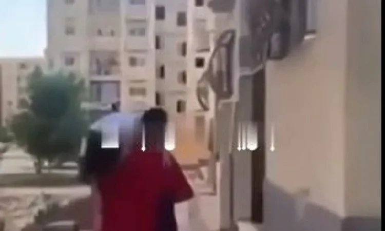 واقعة تهز السوشيال ميديا.. رجل يظهر في فيديو وهو يحمل زوجته المتوفية