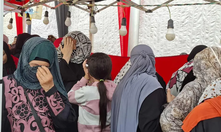 بيداروا وشهم بالطرحة.. إقبال السيدات على لجان انتخابات النواب أمام مدرسة عثمان بن عفان بإمبابة